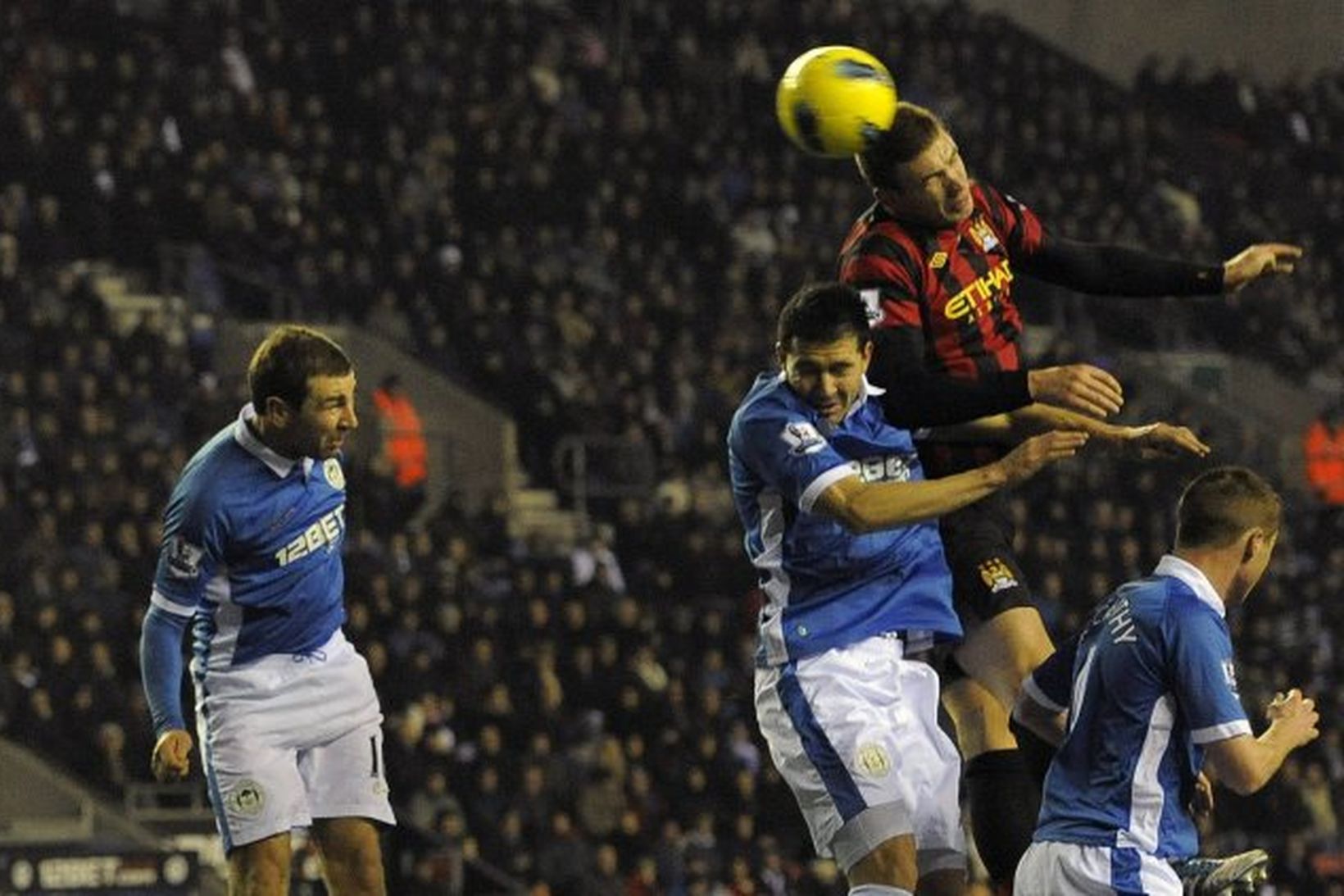 Edin Dzeko er hér að skora fyrir Manchester City.