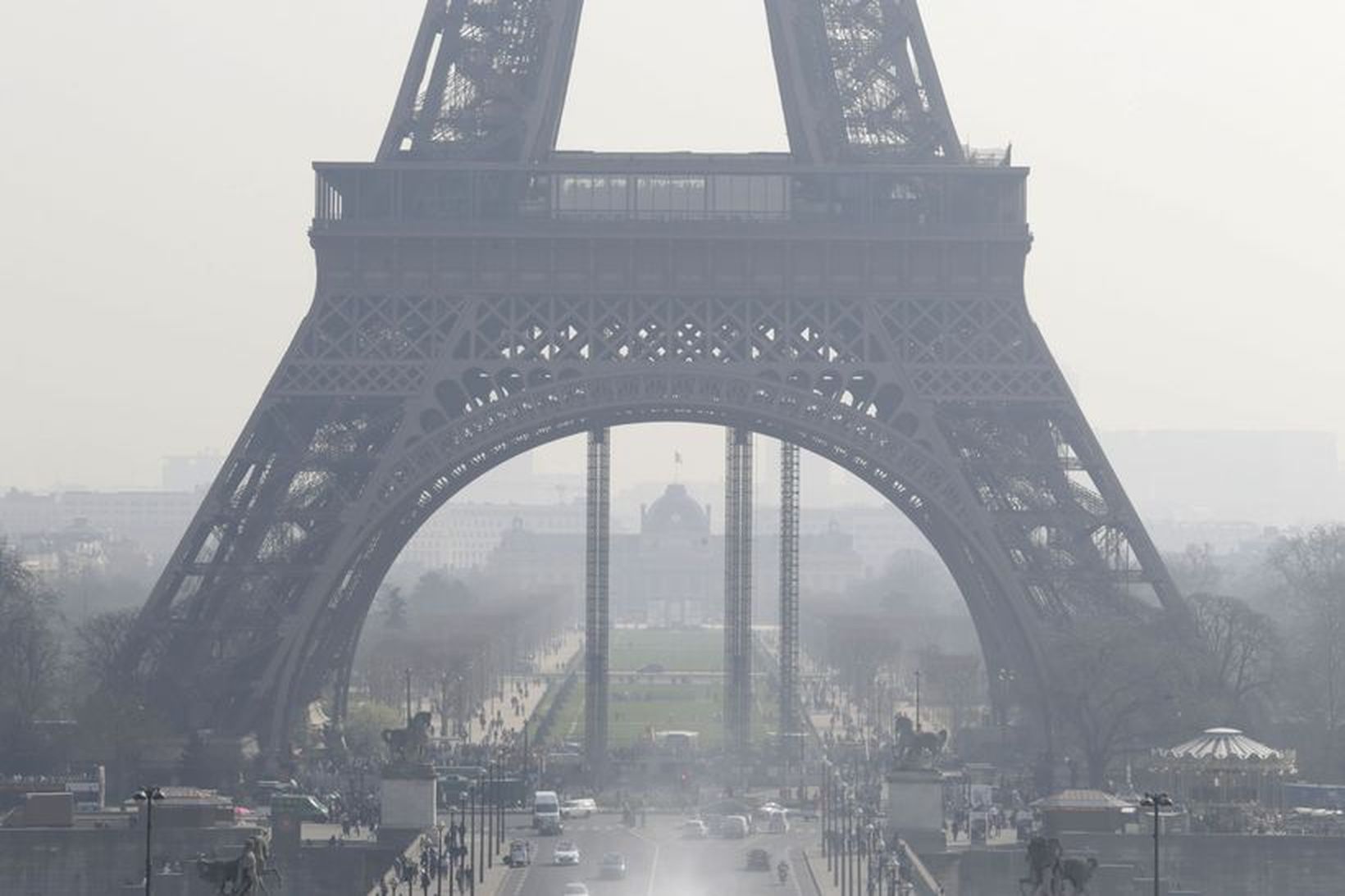 Loftmengun við Eiffel-turninn í París í mars 2014. Mynd úr …