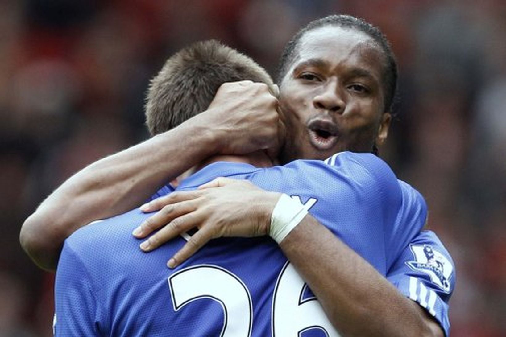 Drogba fagnar marki ásamt John Terry.