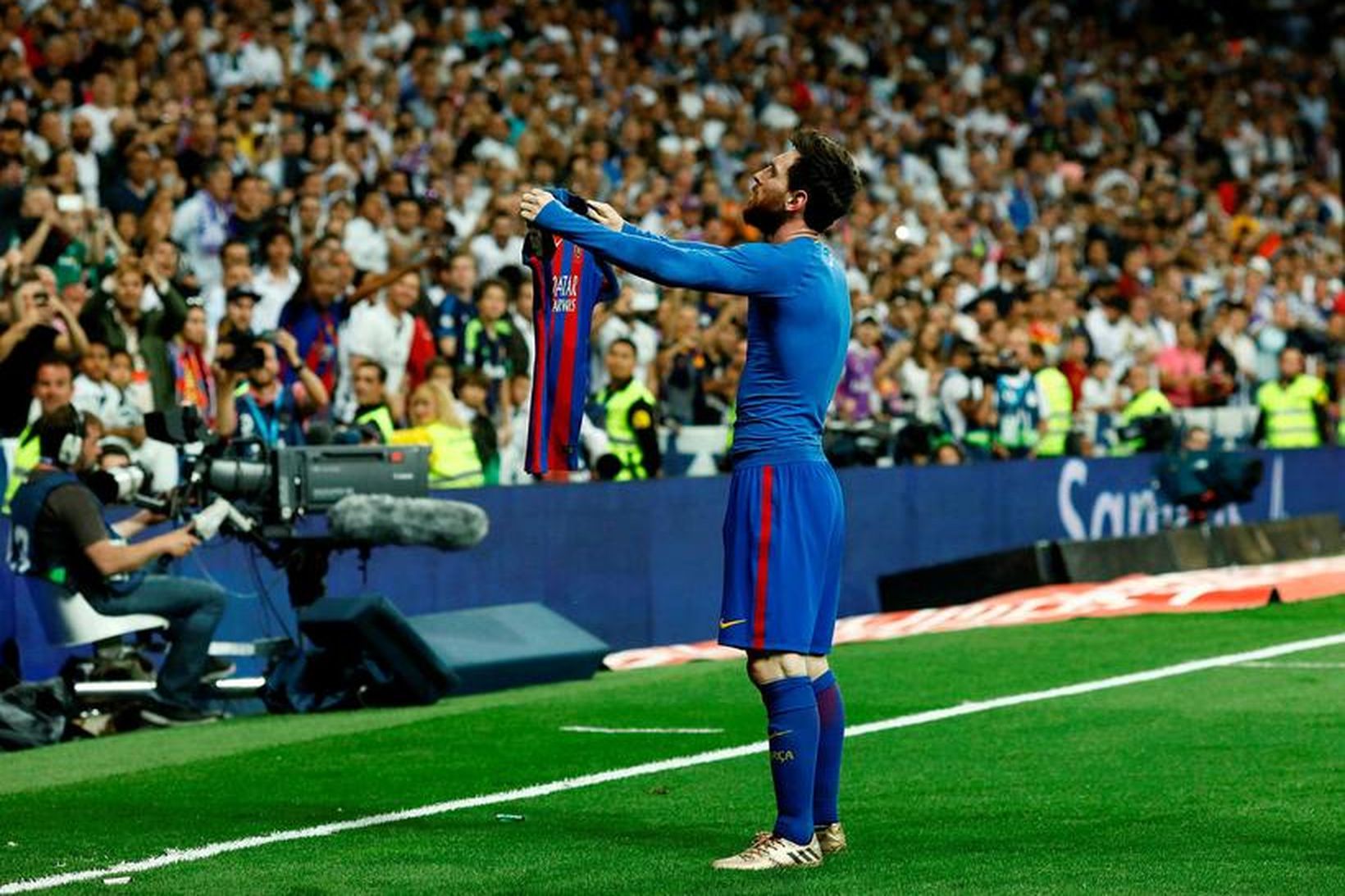 Lionel Messi fagnar sigurmarki sínu í kvöld.