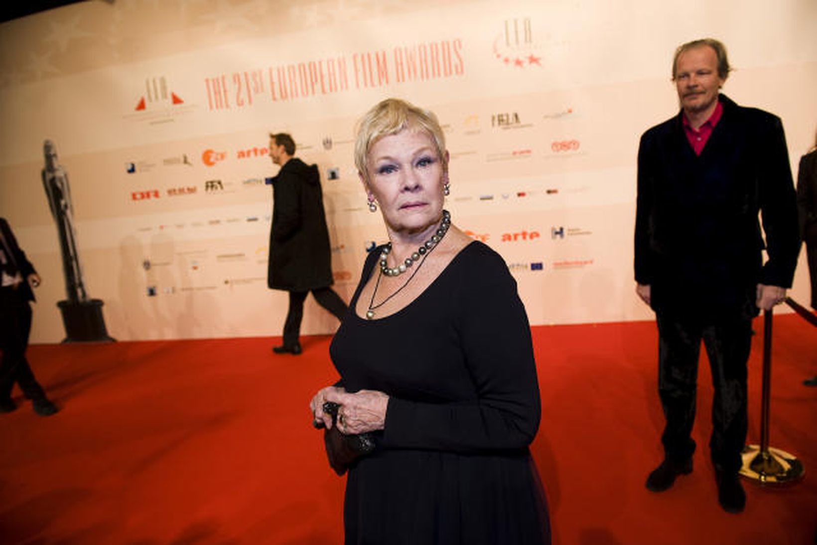 Judy Dench fékk heiðursverðlaun evrópsku kvikmyndaverðlaunanna.