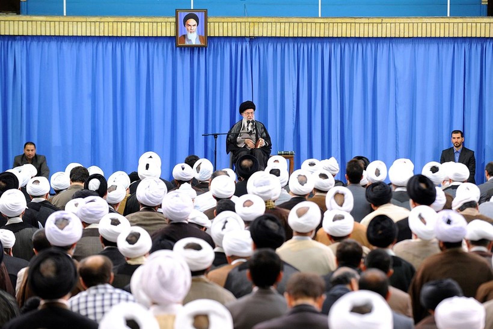 Ayatollah Ali Khamenei hefur krafist þess að Sádar biðjist afsökunar …