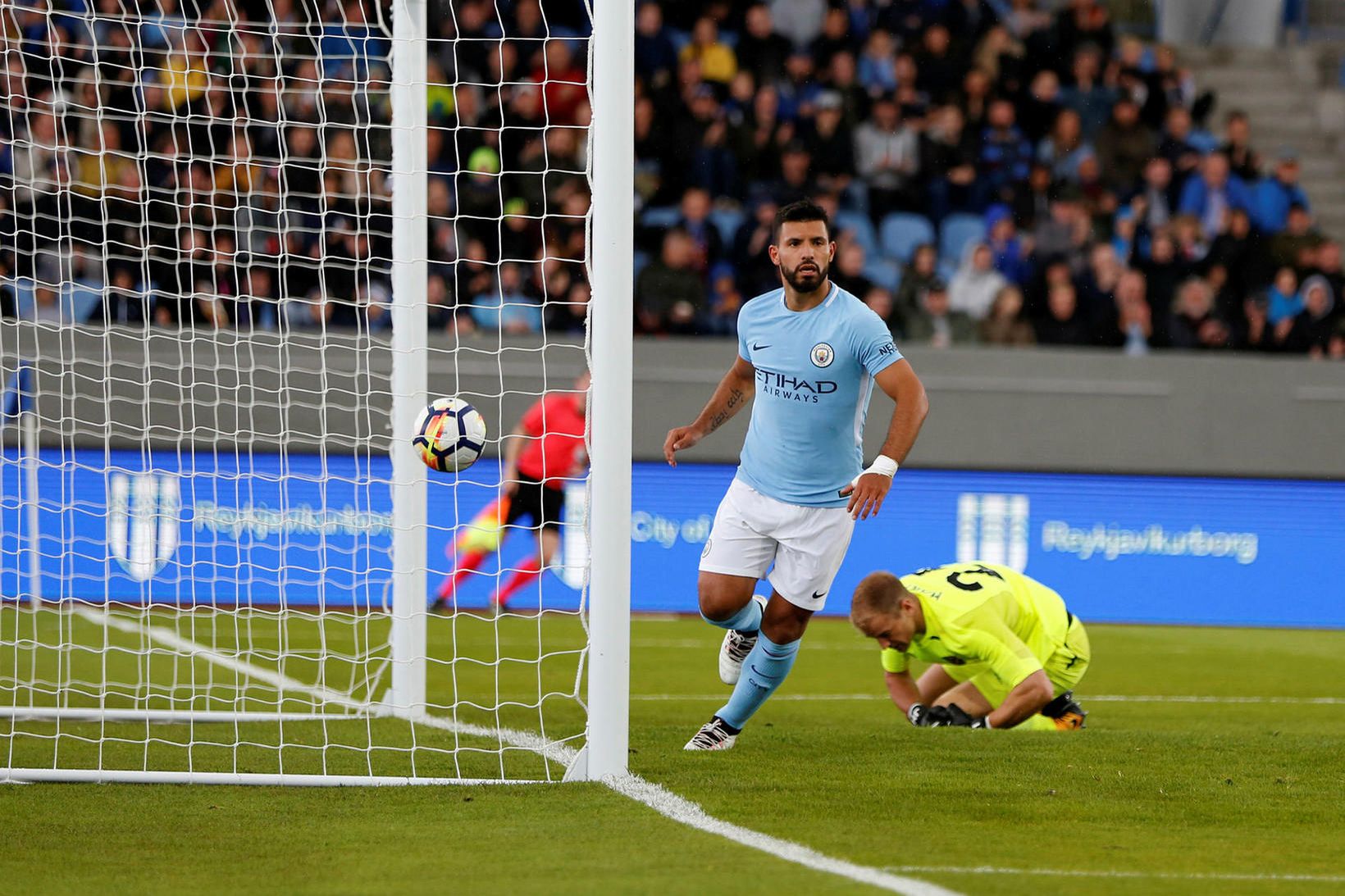 Sergio Agüero skorar fyrir Manchester City á Laugardalsvelli.