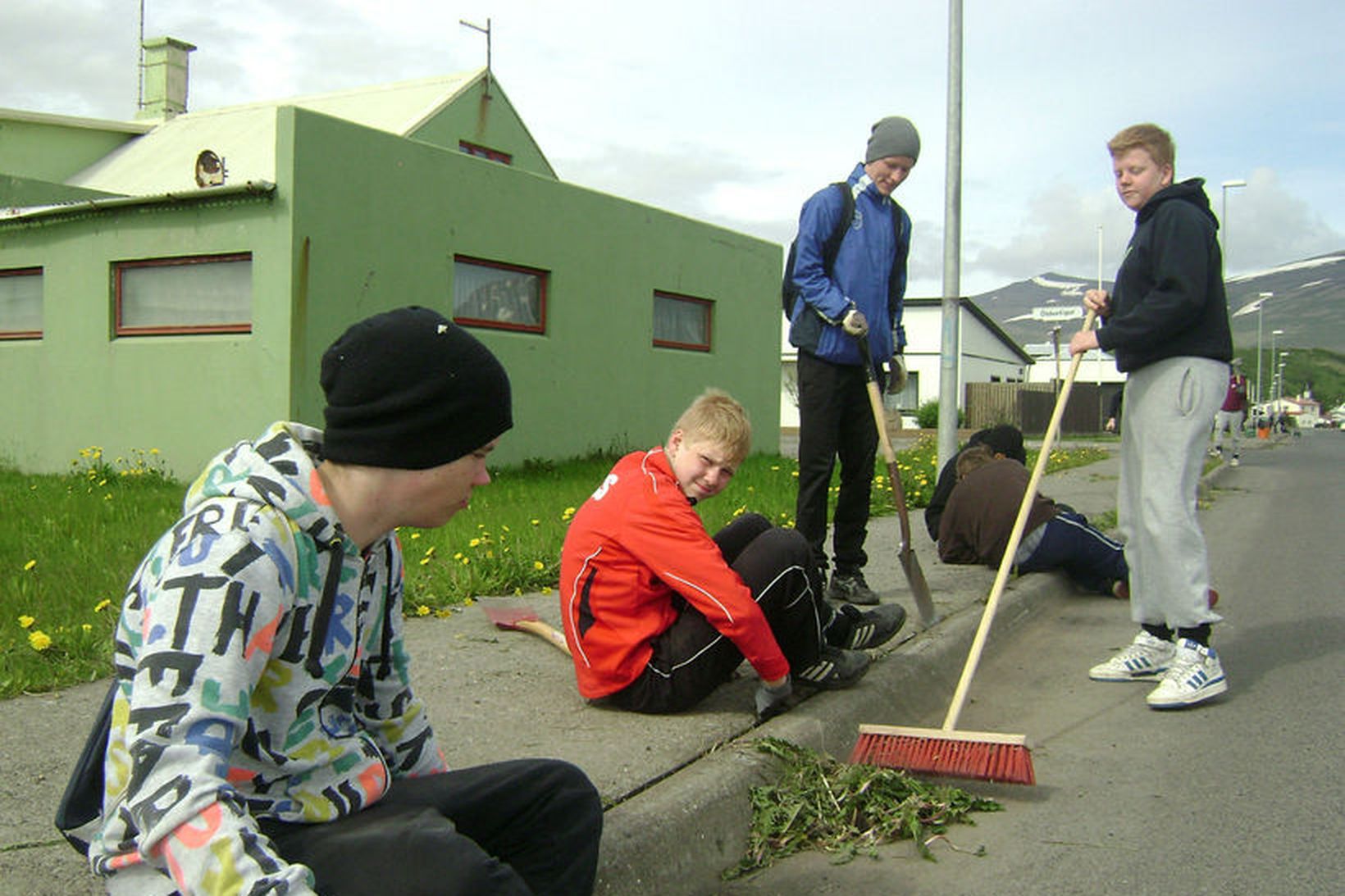 Fjölmargir unglingar byrja sinn starfsframa í unglingavinnunni. Sennilega er oftast …