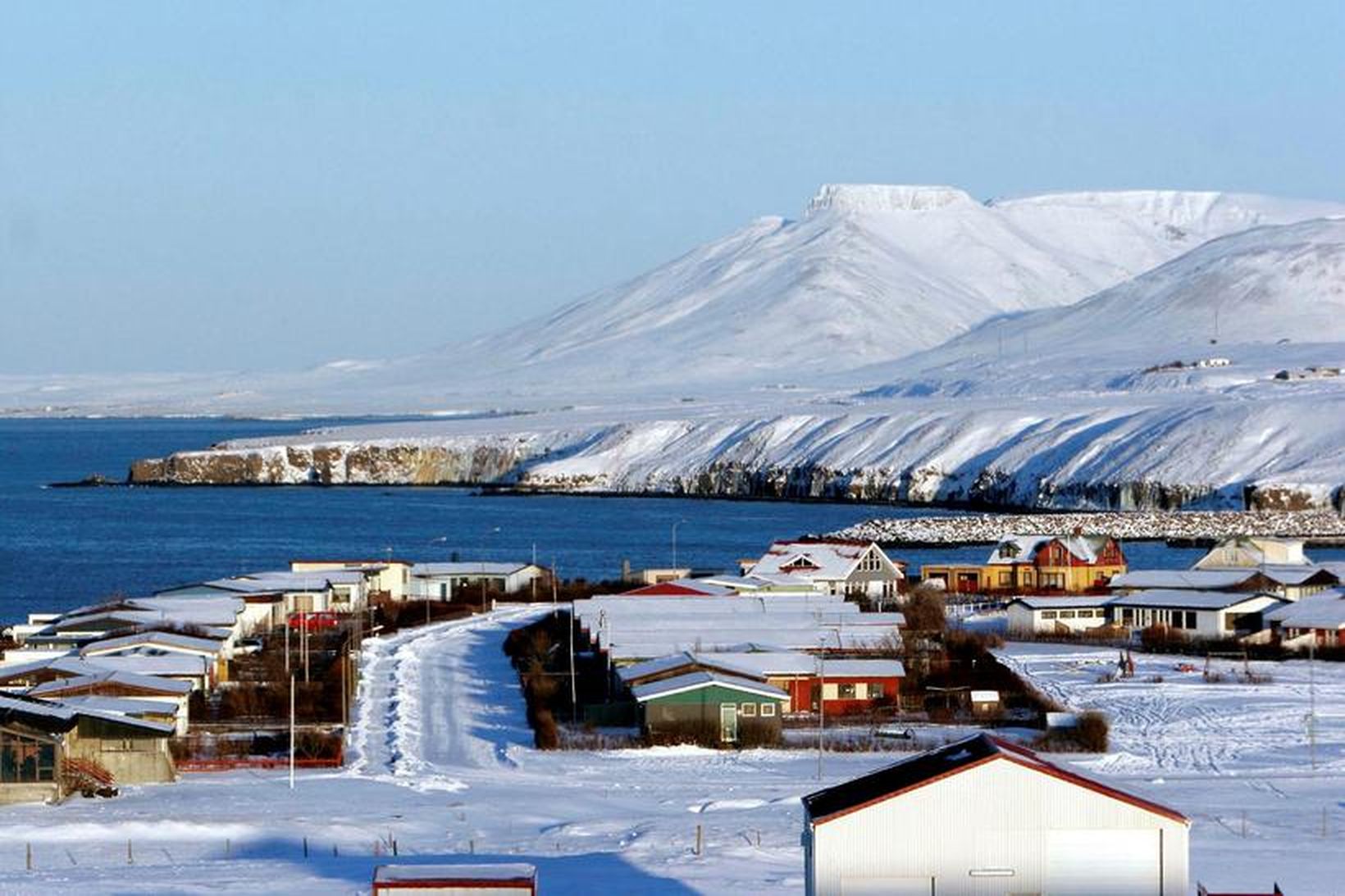 Brekkubyggðin á Blönduósi með Spákonufellið í baksýn.