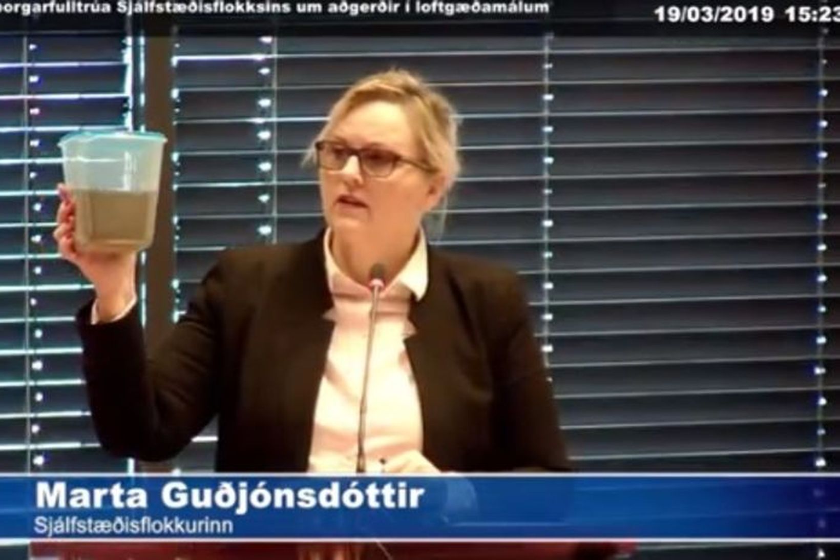 Marta Guðjónsdóttir heldur á svifrykinu.