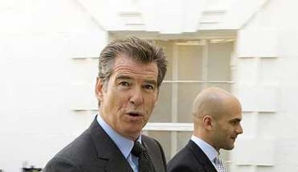 Brosnan berst gegn hvalveiðum