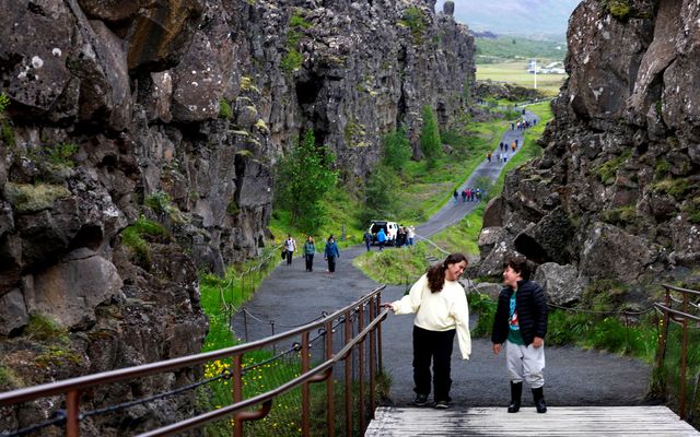 Á vinsælustu ferðamannastöðunum kostar í kringum þúsund krónur að leggja fimm sæta fólksbíl. Dýrara er …