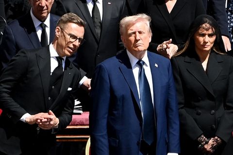 Melana Trump stóð svartklædd við hlið eiginmannsins.