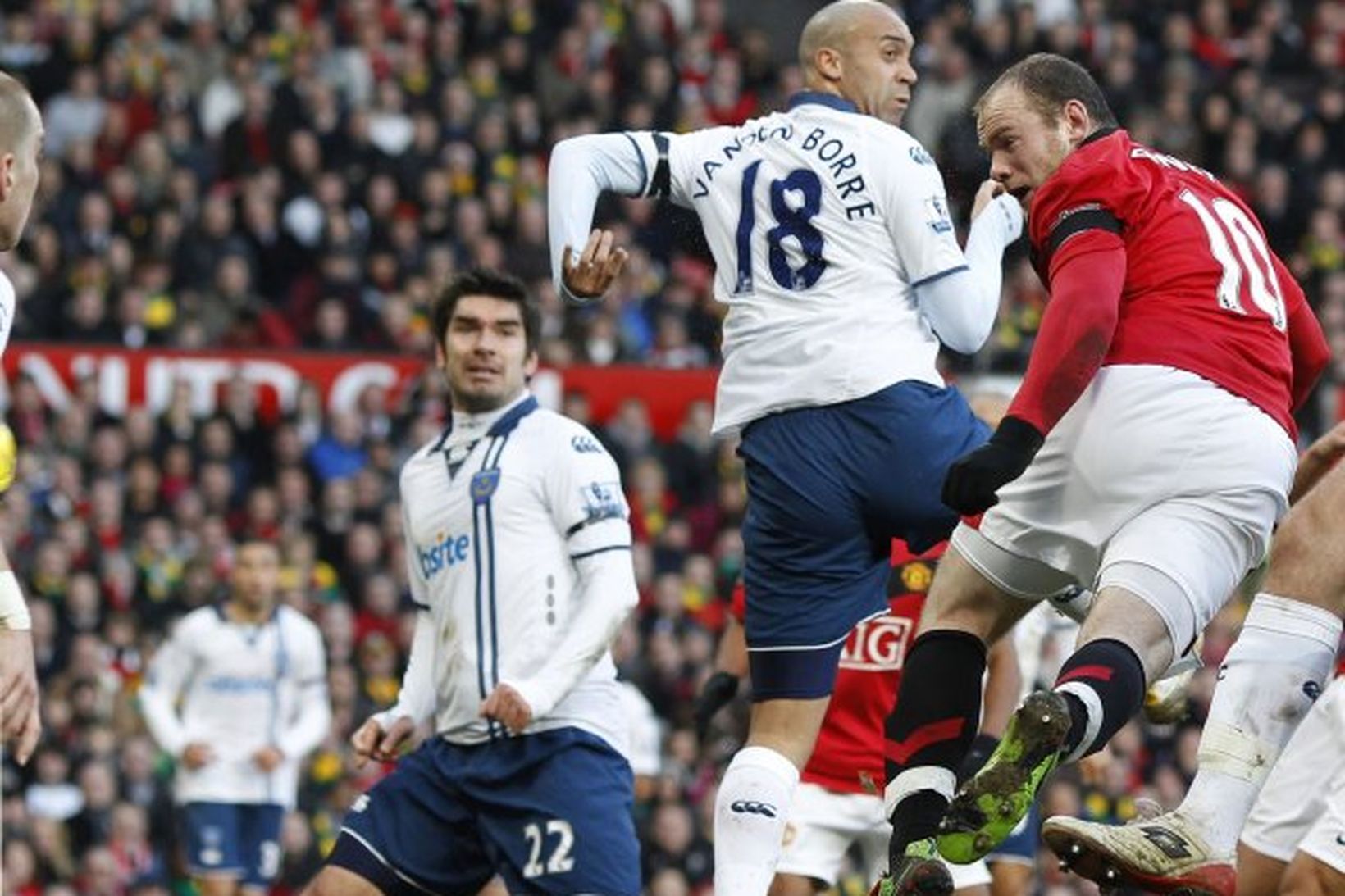 Wayne Rooney skorar fyrsta mark leiksins á Old Trafford í …