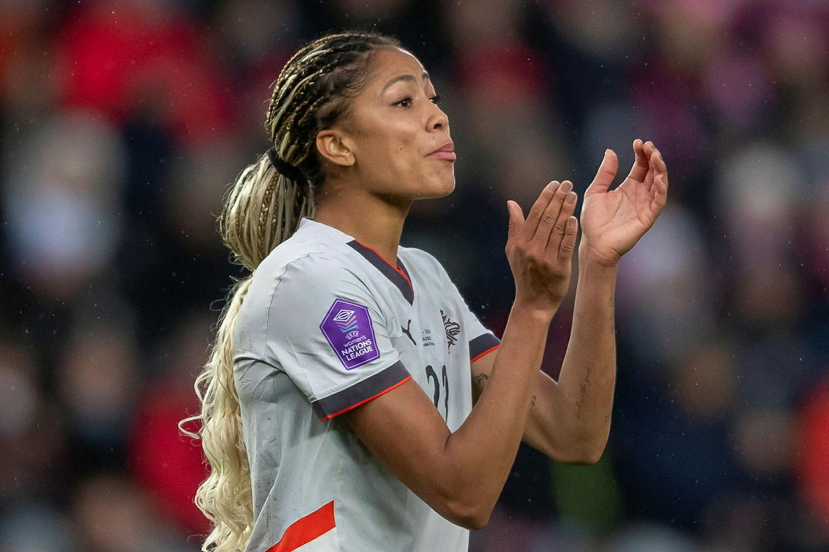Sveindís Jane Jónsdóttir þakkar fyrir stuðninginn eftir leikinn í kvöld.