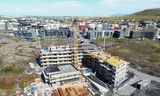 Nýbyggingar reistar og allt að gerast. Fjær sést Skarðshlíðin. Hraði framkvæmda fylgir stöðu efnahagsmála, segir …