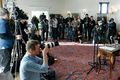 Fjölmiðlar Blaðamenn bíða á Bessastöðum árið 2011 eftir yfirlýsingu forseta um Icesave. Bæði blaðamönnum og fréttamiðlum hefur fækkað síðan.