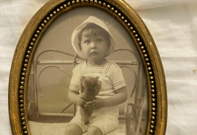 Little Knud died of tuberculosis at the age of only five. His father, the poet Jóhann Jónsson, never knew he had a child.