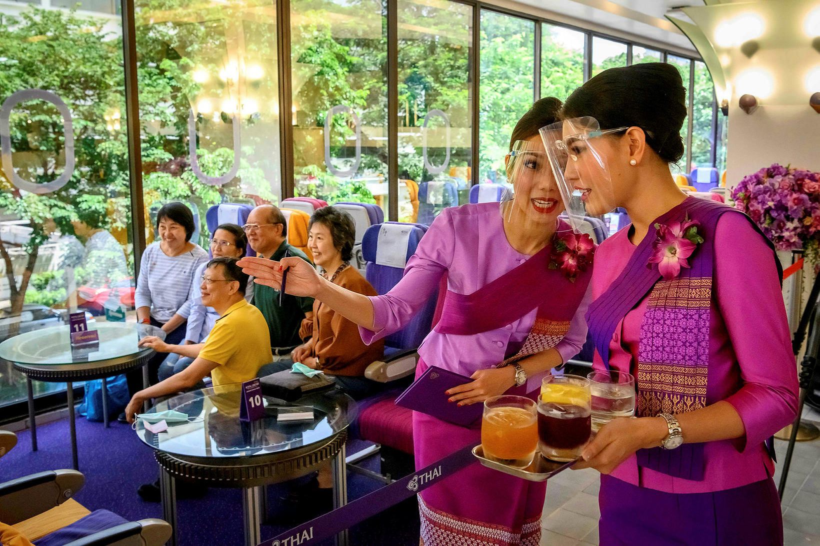 Thai Airways flugfreyjur báru fram mat á vetingastað sem minnti …