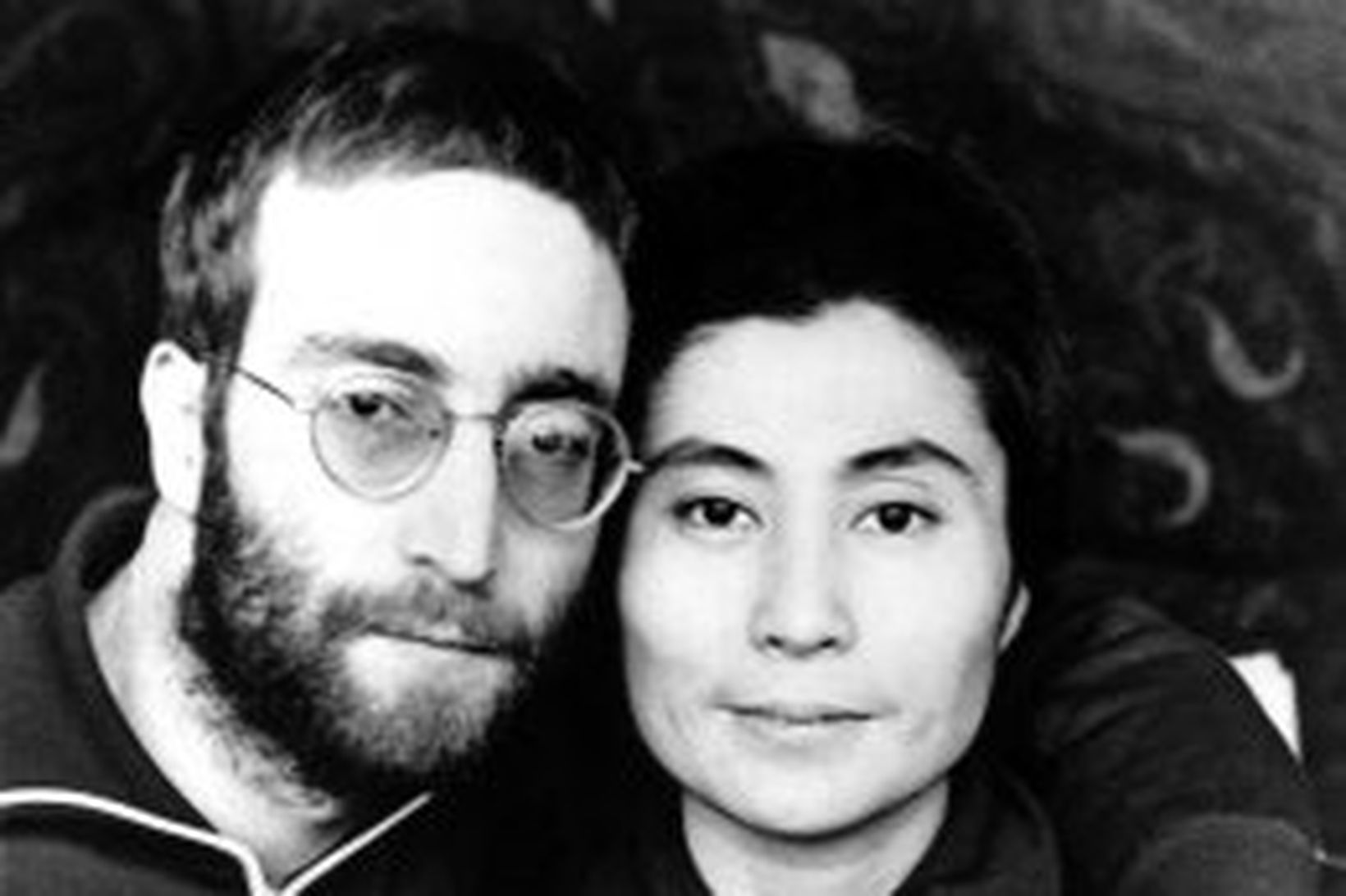 John Lennon með gleraugun og kona hans Yoko Ono.