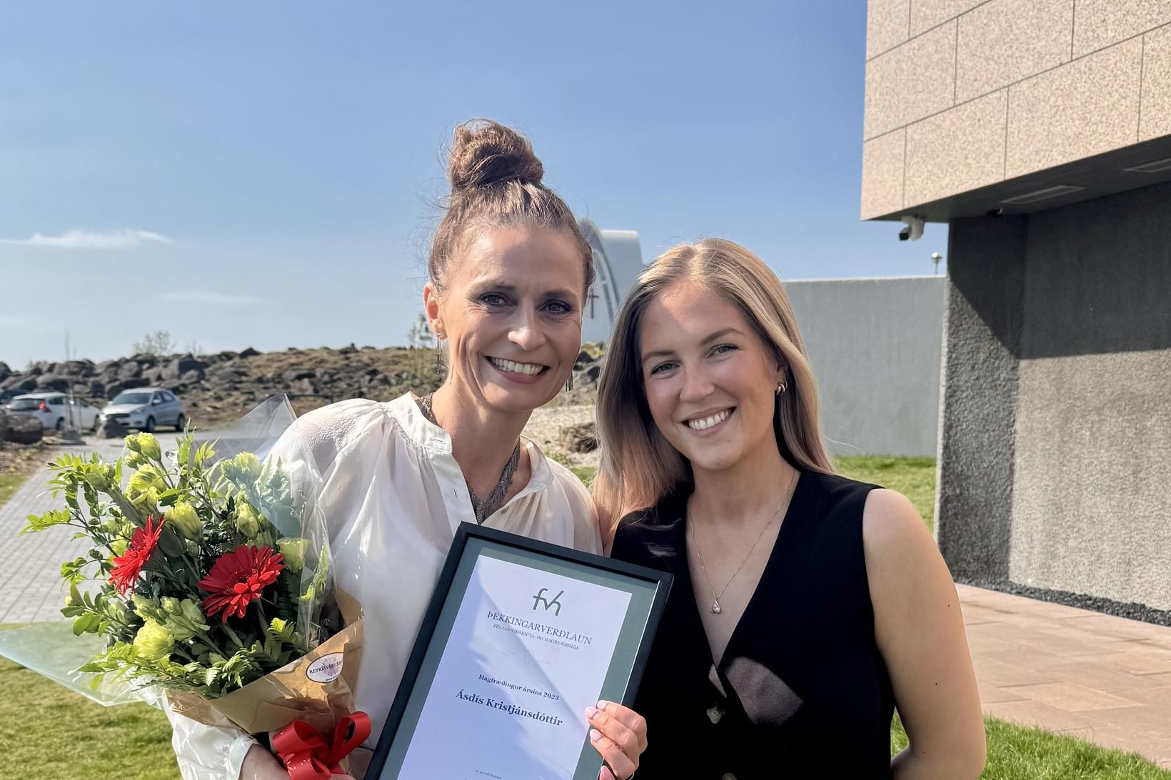 Ásdís Kristjánsdóttir, hagfræðingur ársins 2025 ásamt Önnu Margréti, framkvæmdastjóra FVH.