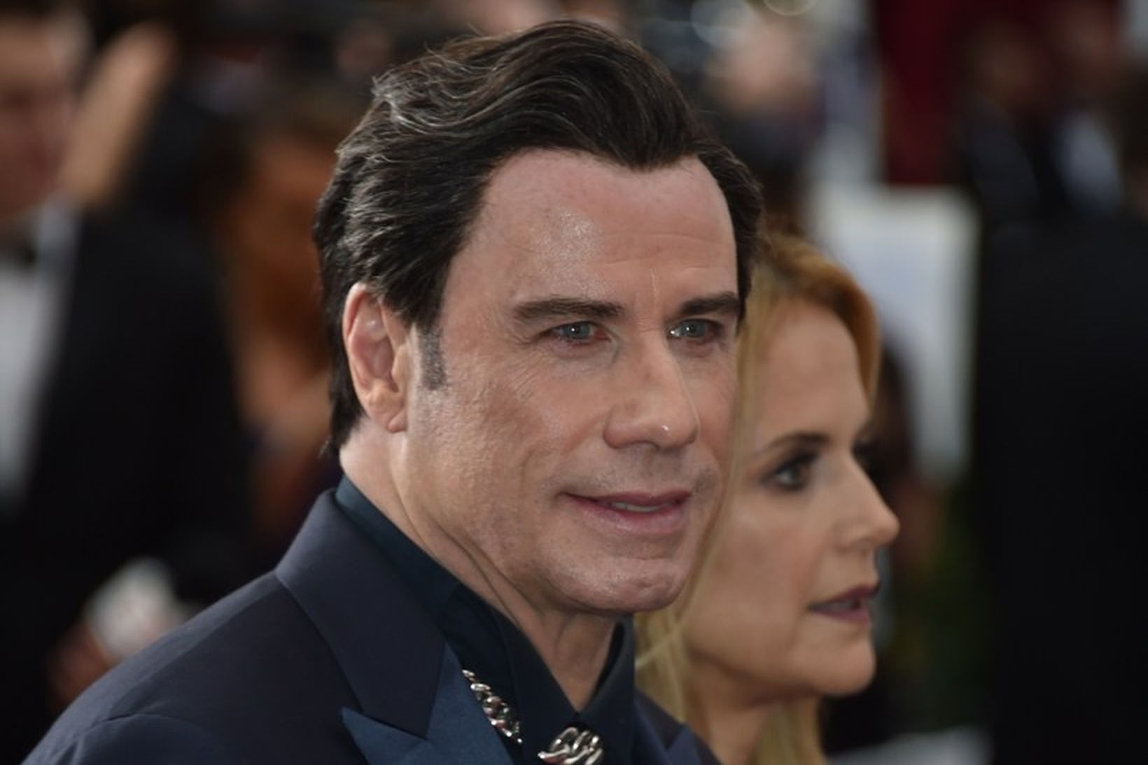 John Travolta er þekktur fyrri sitt dökka hár.