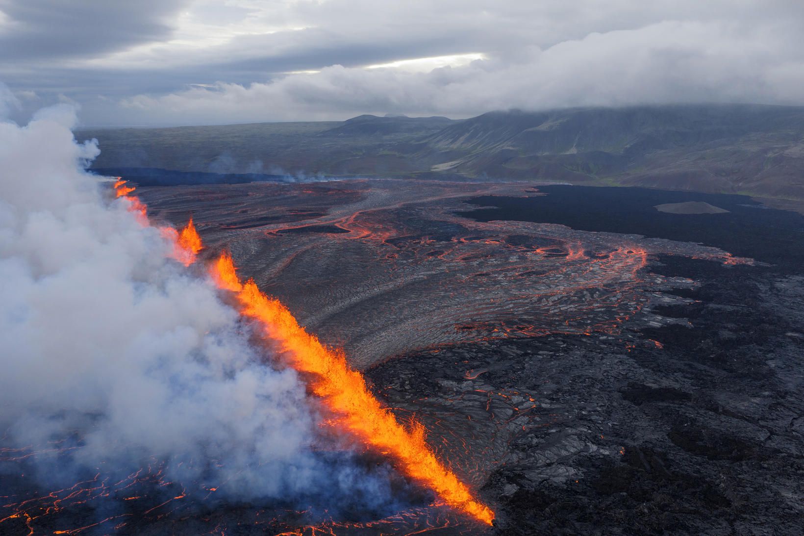 Sprungan liggur frá suðsuðvestur til norðnorðaustur. Er suðurendi hennar aðeins …