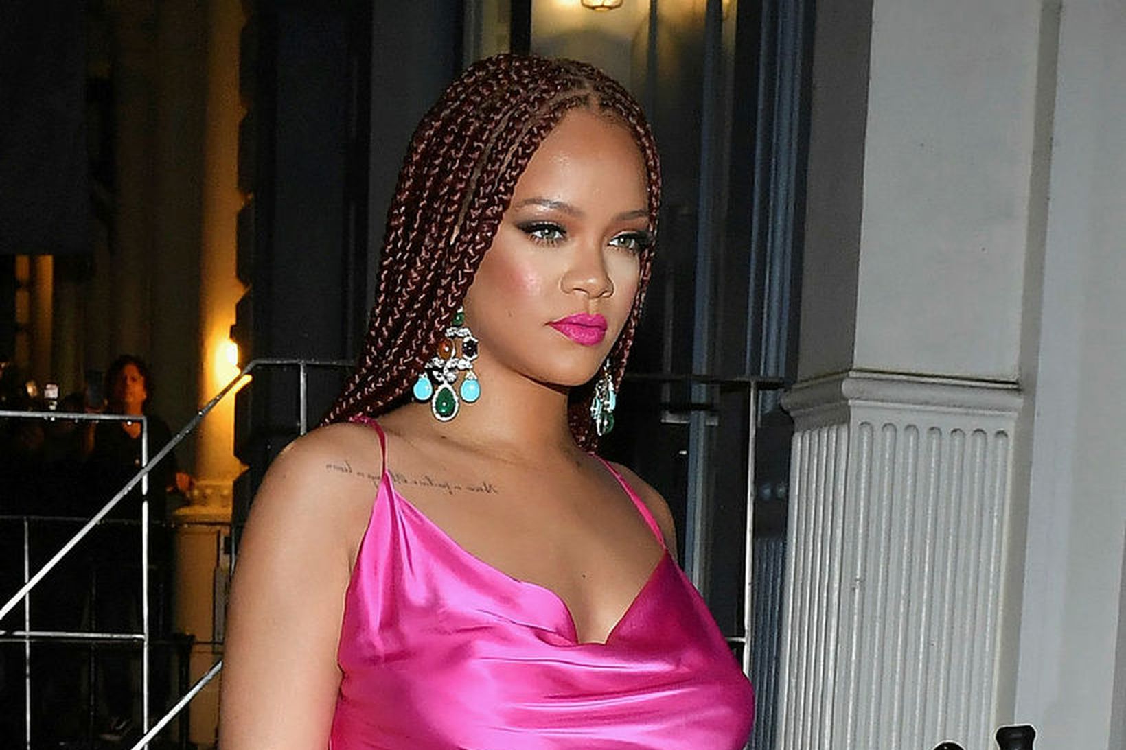 Rihanna var með hárið í löngum fléttum.