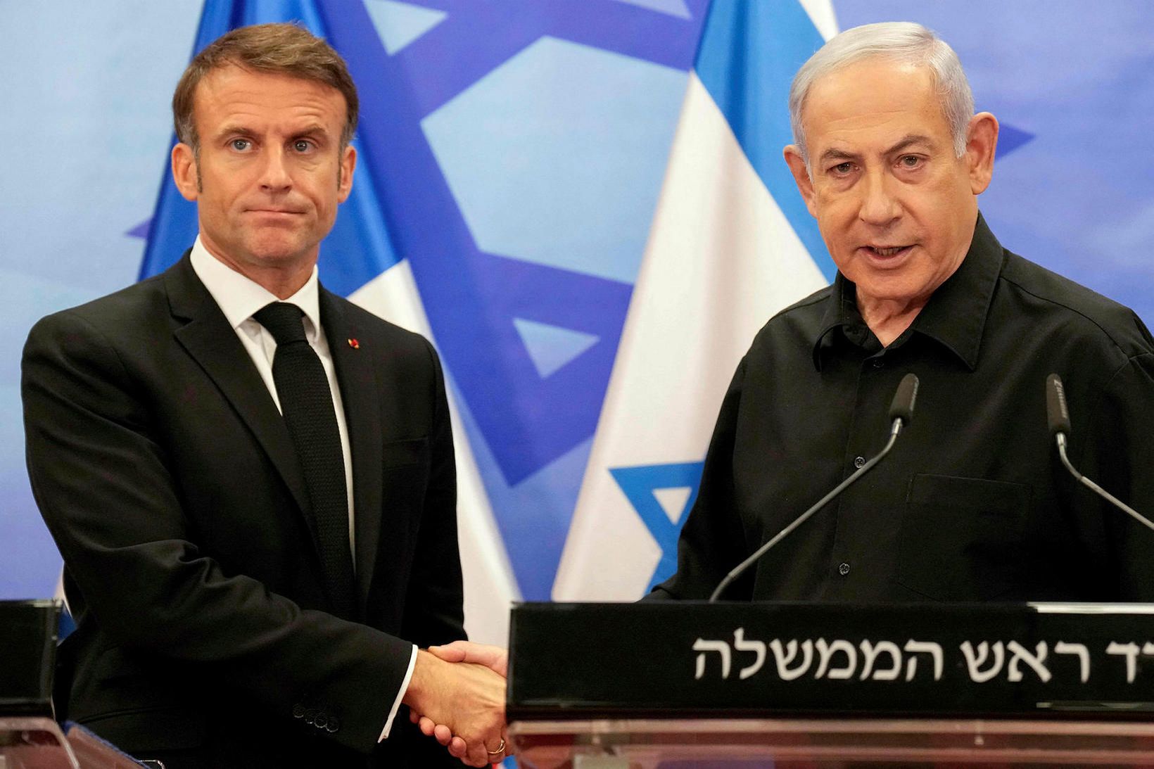 Macron og Netanjahú á fundi sínum um málefni Ísraels og …