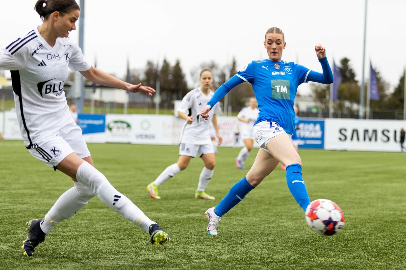 Caroline Van Slambrouck og Gyða Kristín Gunnarsdóttir í leik liðanna …