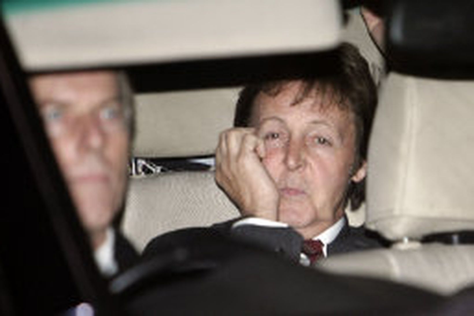 Paul McCartney er hann yfirgaf dómshúsið í gær.