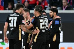 Leikmenn Elversberg fagna Lukas Petkov eftir að hann skoraði gegn Heidenheim í kvöld.