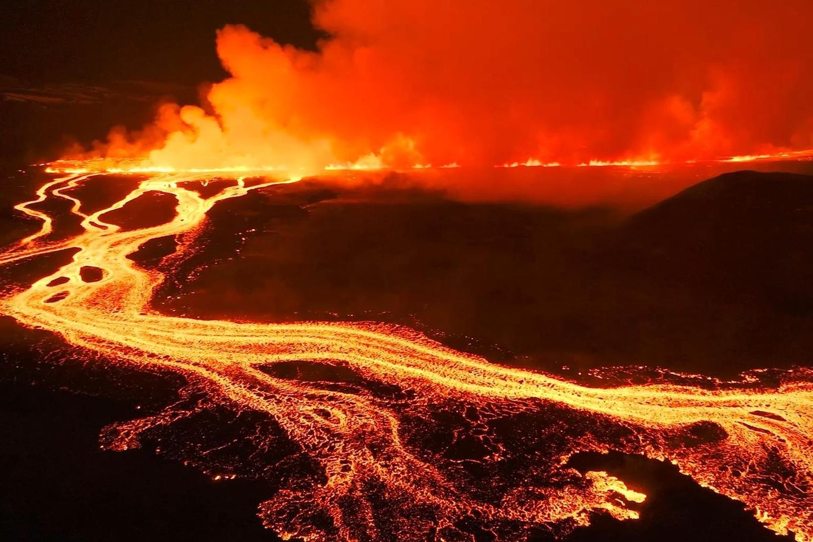 Hraun úr norðurtungunni rennur í vesturátt og hefur þegar farið …