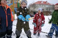 Krakkarnir á leikskólanum Nóaborg njóta útiverunnar