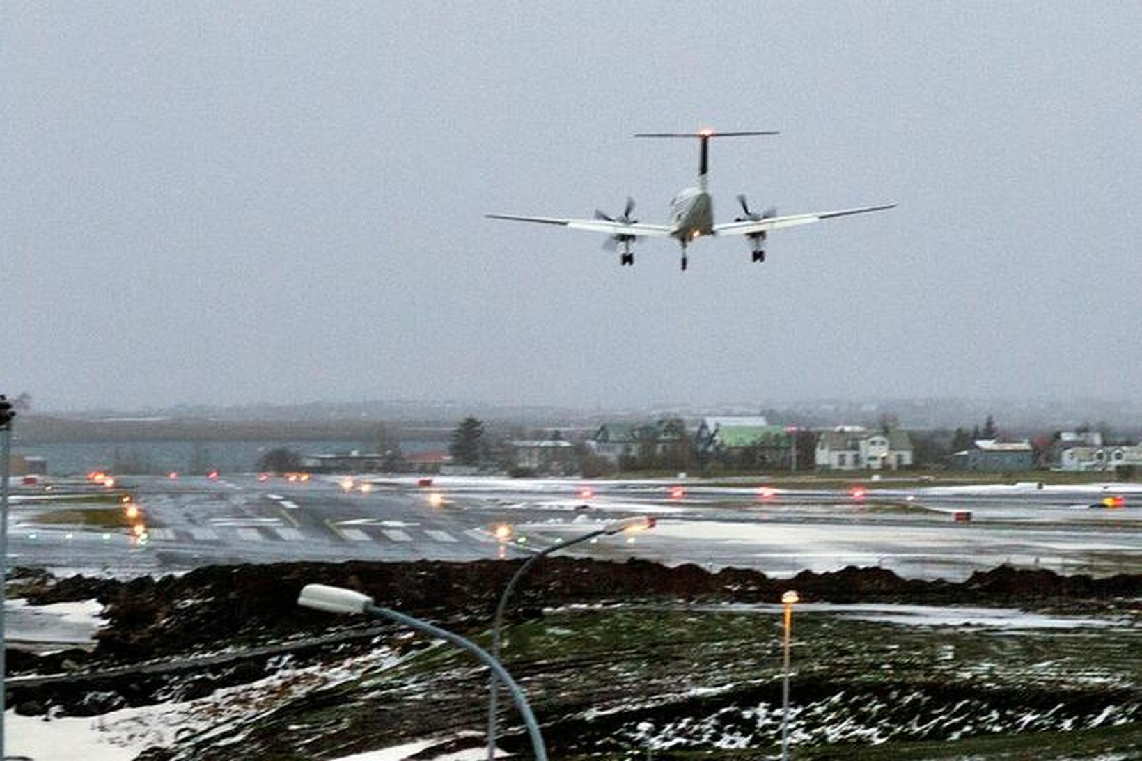 Vél kemur inn til lendingar á suðvesturbraut Reykjavíkurflugvallar sem lokað …
