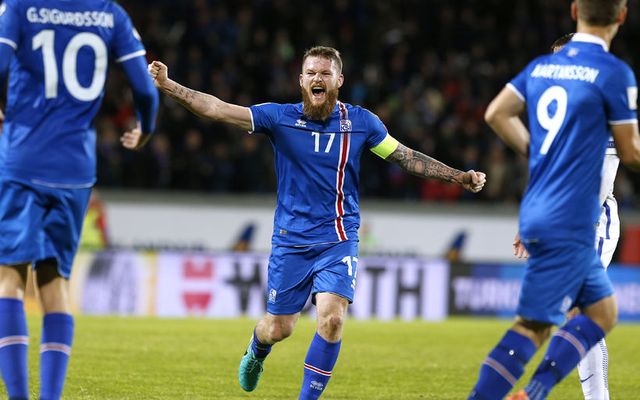 Aron Einar Gunnarsson, fyrirliði íslenska landsliðsins í knattspyrnu, fagnar sigrinum á Laugardalsvelli í gærkvöldi.