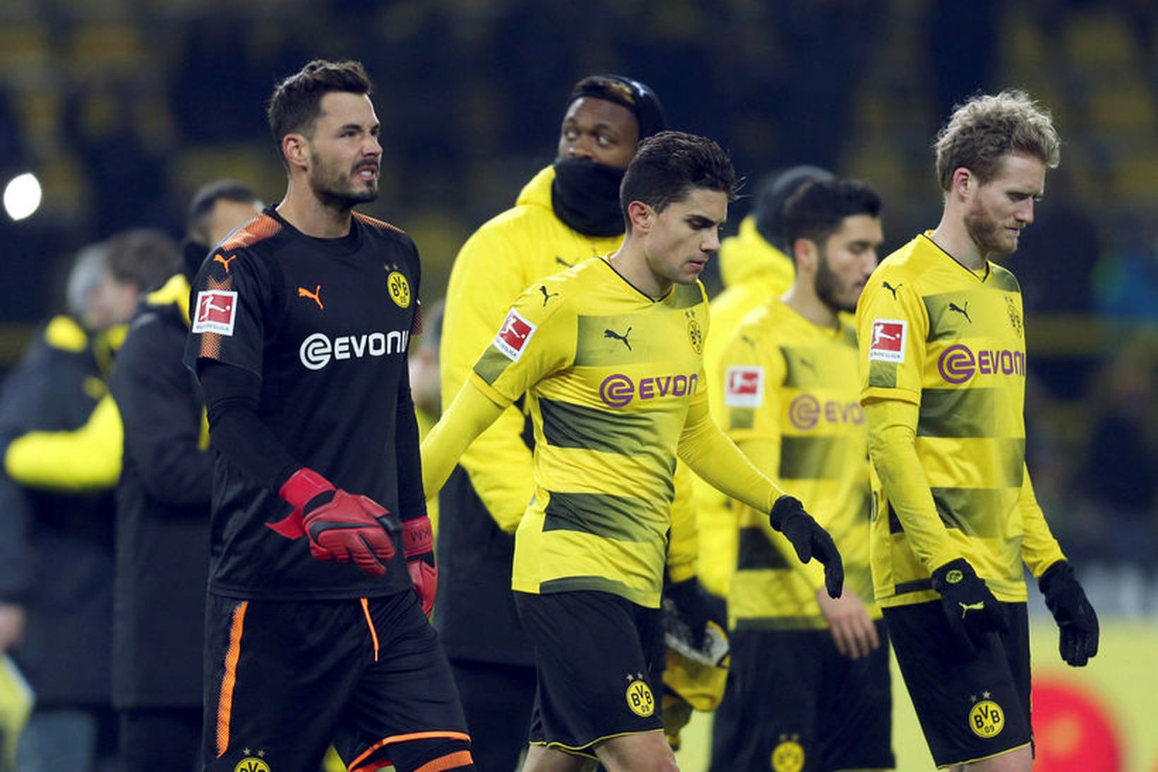 Leikmenn Dortmund ganga niðurlútir af velli eftir tapið gegn Werder …