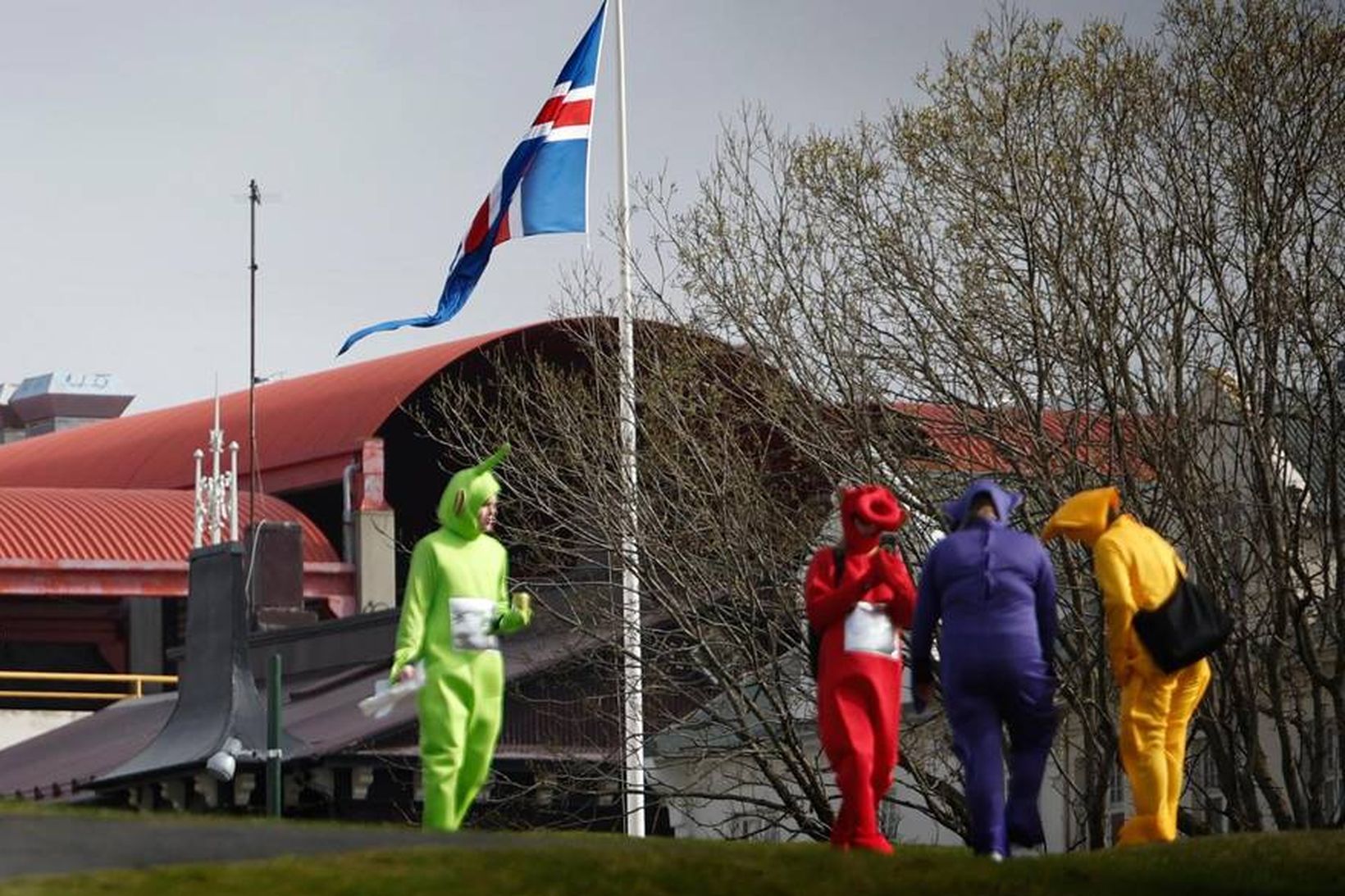 Íslenski fáninn má blakta við hún allan sólarhringinn í sumar