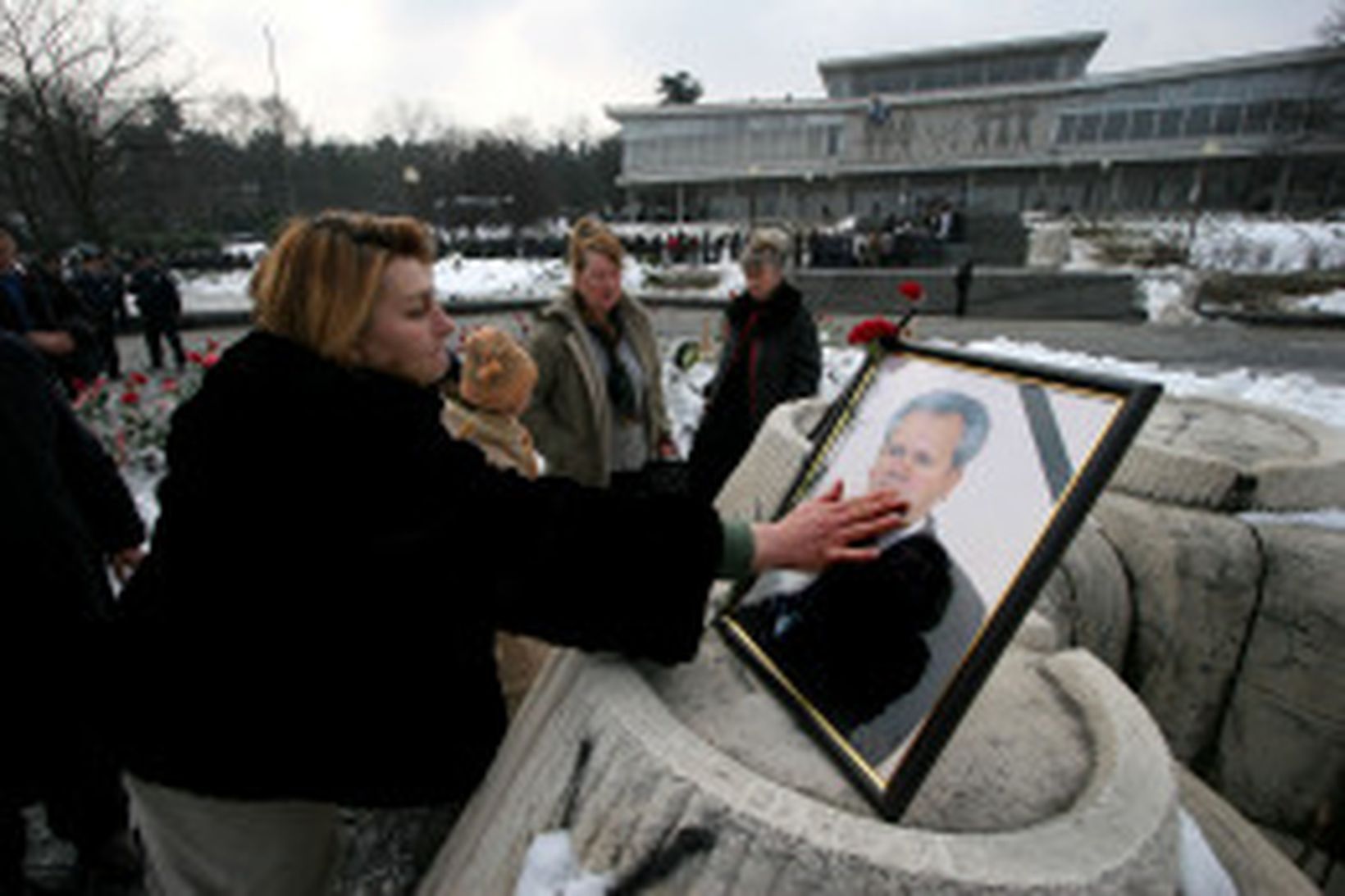 Stuðningsmenn Milosevics minnast hans við Byltingarsafnið í Belgrad.