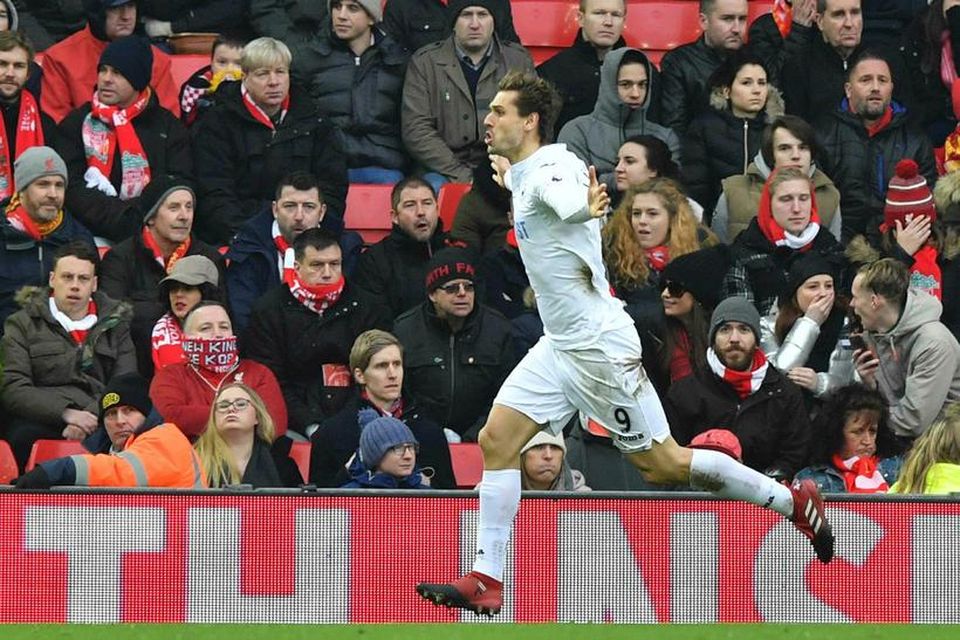 Fernando Llorente fagnar öðru marka sinna fyrir Swansea City gegn Liverpool í leik liðanna í …