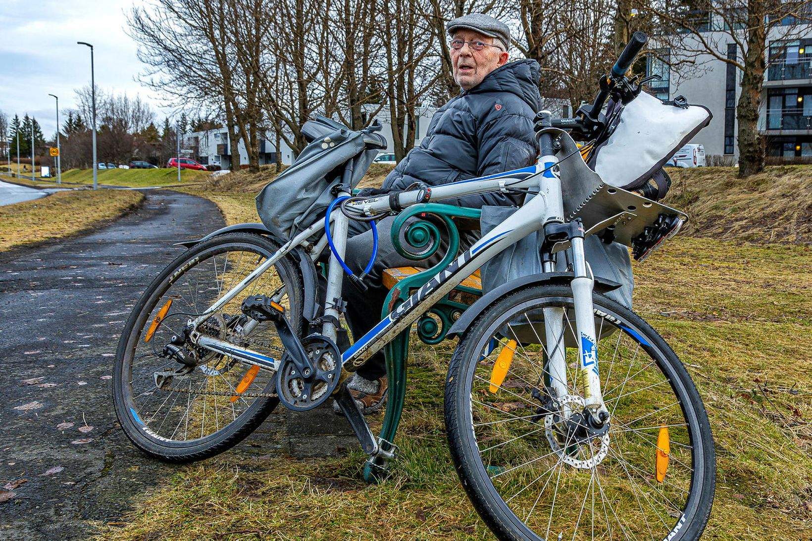 Matthías Jón Jónsson hvílir sig á bekk í Breiðholtinu.