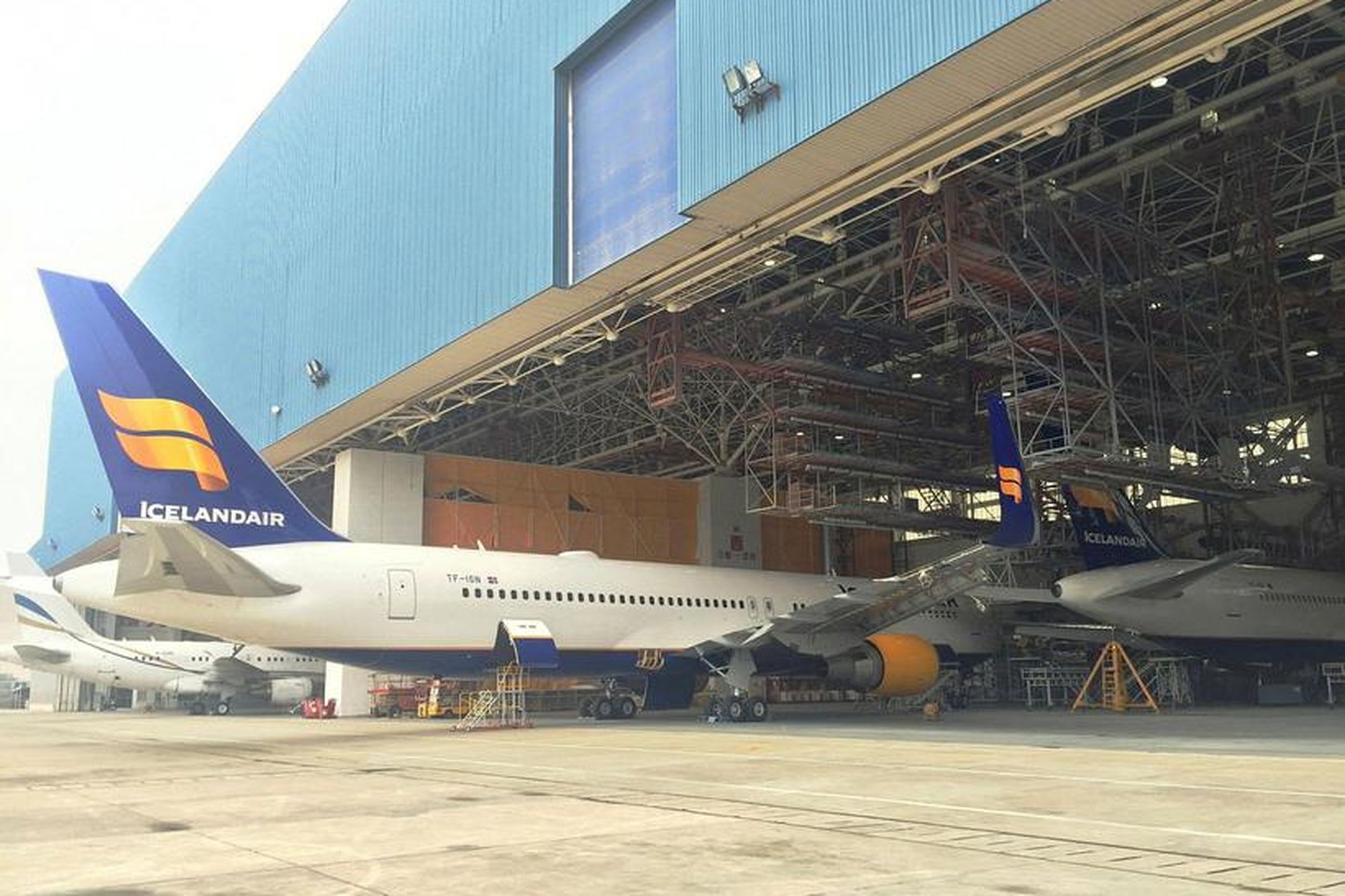 Boeing 767 vélar Icelandair í viðhaldsstöð í Kína.