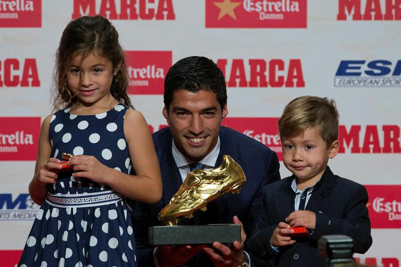 Luis Suárez með gullskóinn ásamt börnunum sínum, Delfinu og Benjamin.