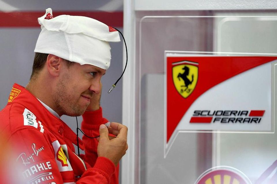 Sebastian Vettel undirbýr sig fyrir akstur á fyrstu æfingu helgarinnar í Barein.