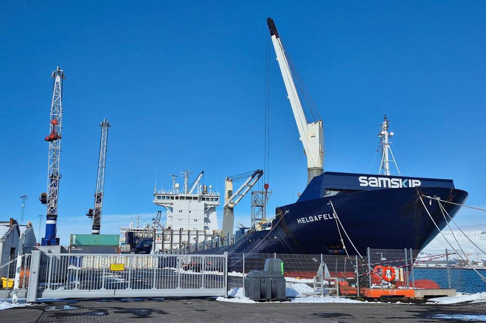 Helgafell enn bilað við bryggju í Sundahöfn