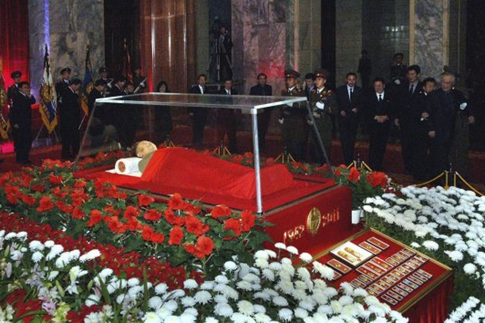 Lík Kim Jong-il hvílir í blómahafi í Pyongyang.