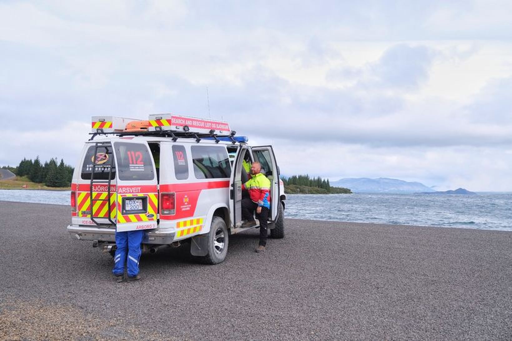 Leitað hefur verið árangurslaust að ferðamanninum meðfram Þingvallavatni í dag.