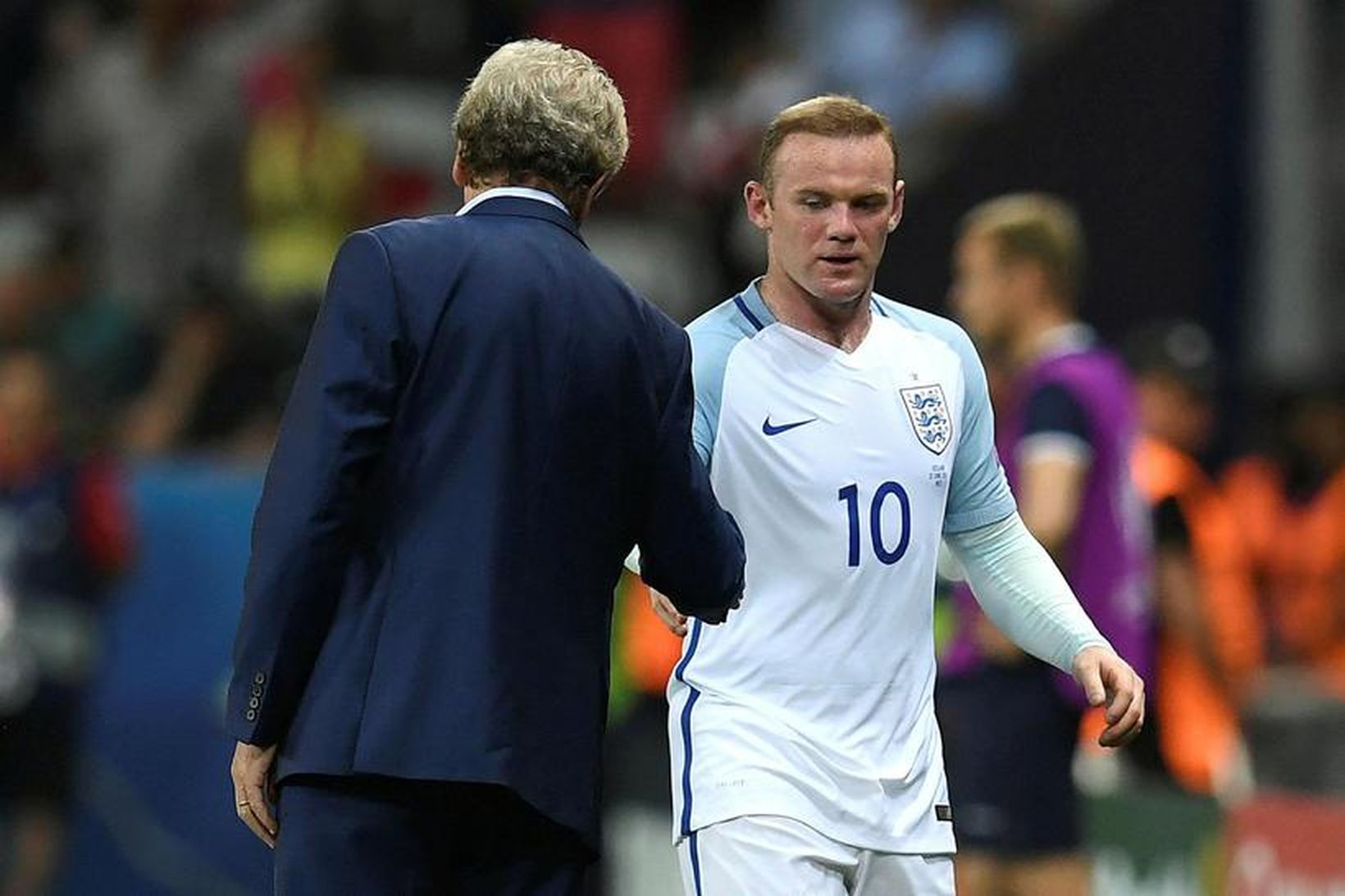 Rooney ætlar að halda áfram að leika með enska landsliðinu.