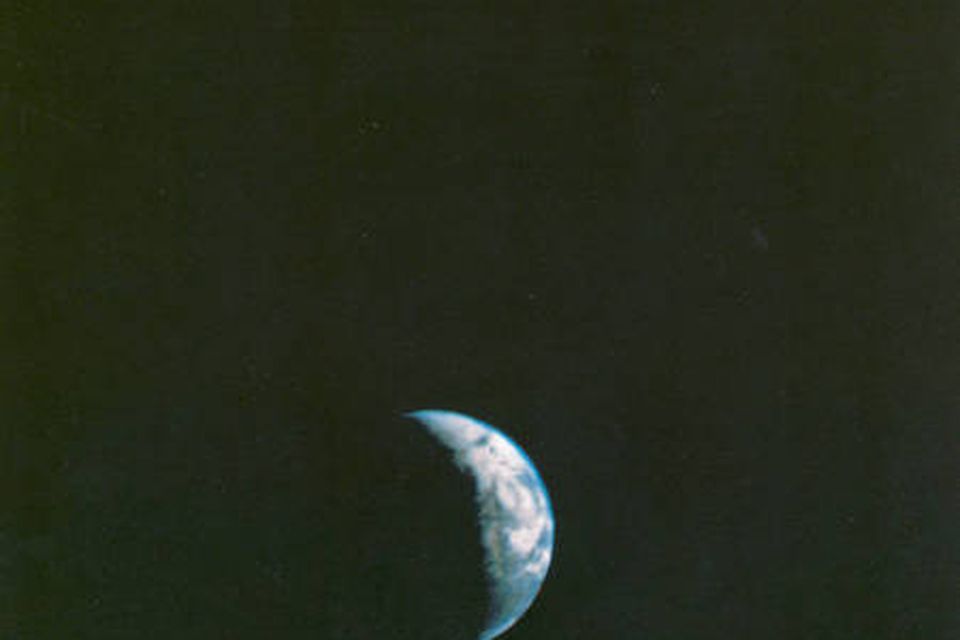 Voyager 1 náði fyrstu myndinni sem sýndi jörðina og tunglið saman í sama rammanum 18. …