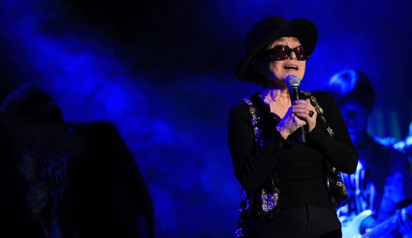 Yoko Ono grínast á tónleikum