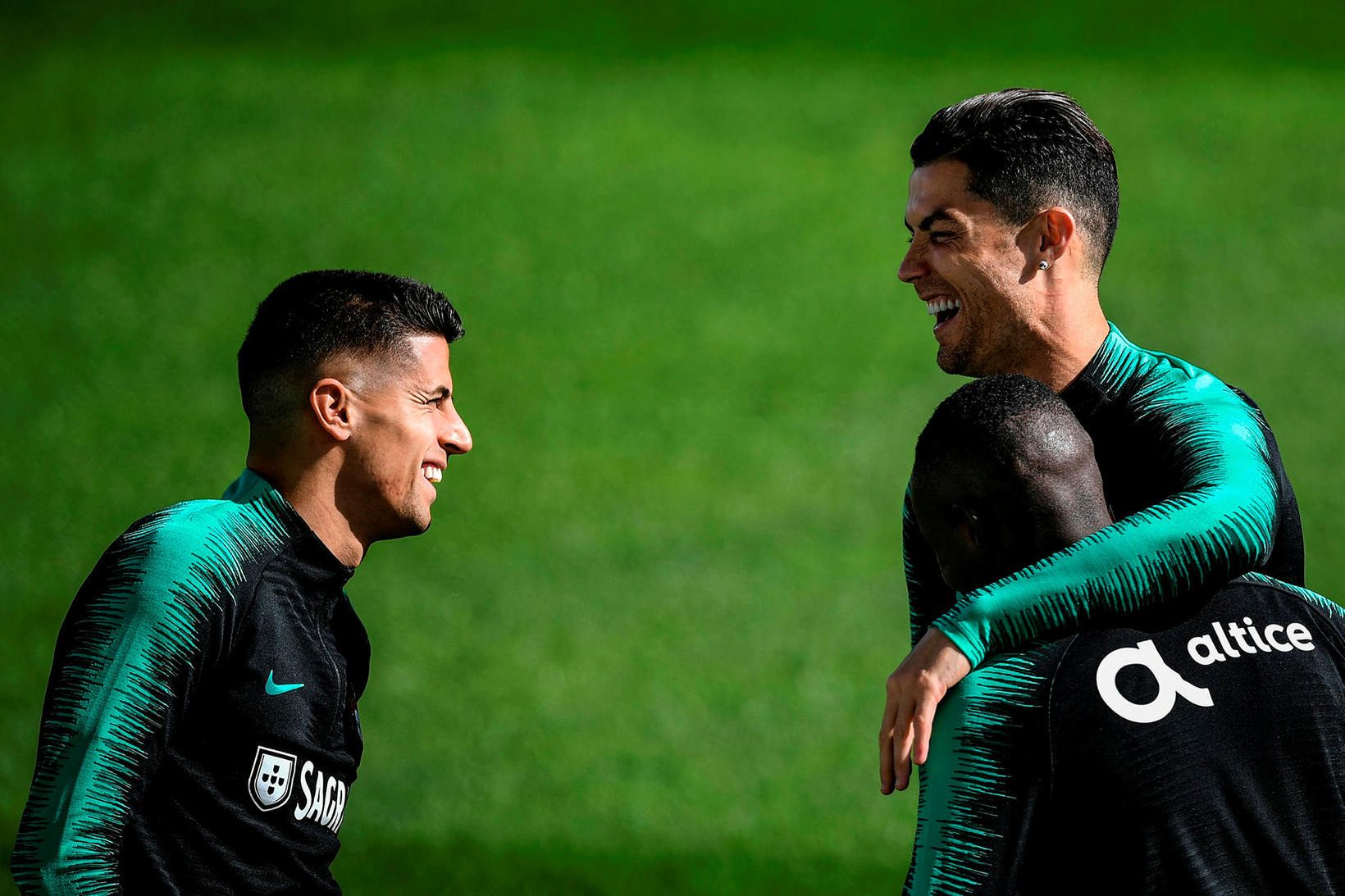 Cristiano Ronaldo sæll og glaður á æfingu portúgalska landsliðsins.