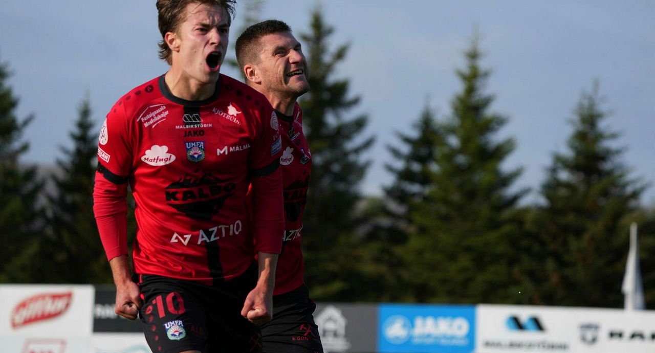 Elmar Kári Enesson Cogic fagnar marki sínu í kvöld.