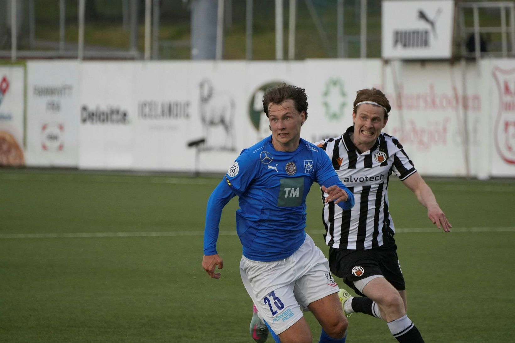 Benedikt V. Warén með boltann í leik Stjörnunnar og ÍA …
