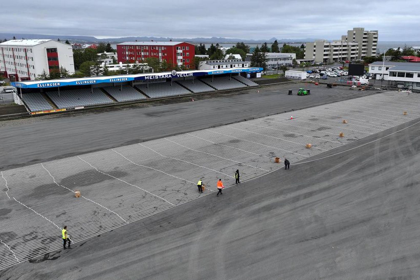 Hitalagnir lagðar á heimavöll KR sem senn verður orðinn leikhæfur.
